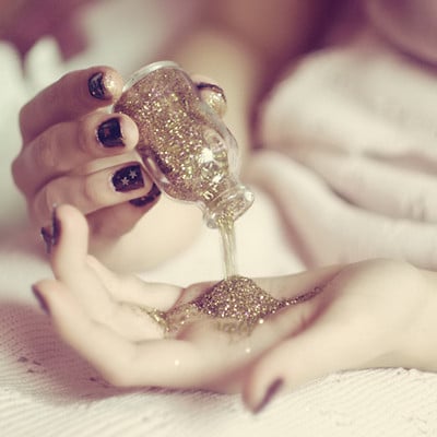 girl-glitter-gold-hand-Favim_com-612721