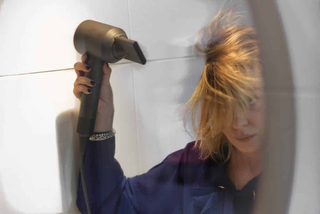 In salone come in viaggio: una piega in tre minuti con Dyson Supersonic 1
