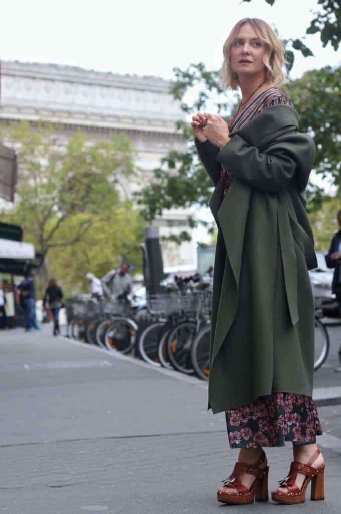 Parigi fashion week: un look anni '70 ispirato ai colori Pantone. 5