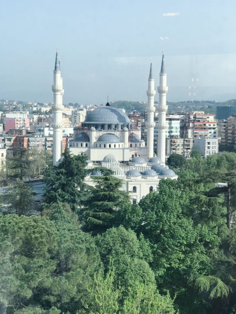Biglietti aerei per Tirana, cosa vedere e dove mangiare: guida di viaggio 12