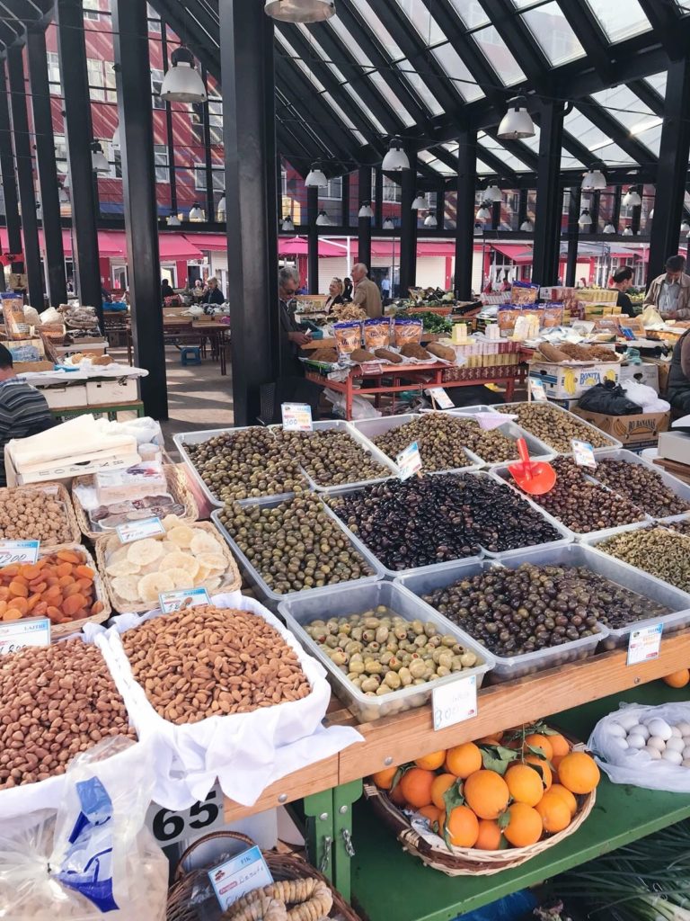 Biglietti aerei per Tirana, cosa vedere e dove mangiare: guida di viaggio 23