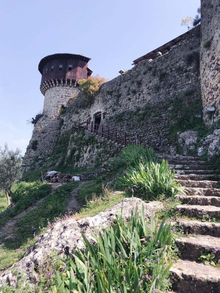 Biglietti aerei per Tirana, cosa vedere e dove mangiare: guida di viaggio 24