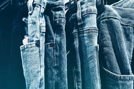 I jeans un evergreen nonostante il caldo. Ecco i modelli che andranno di moda questa estate