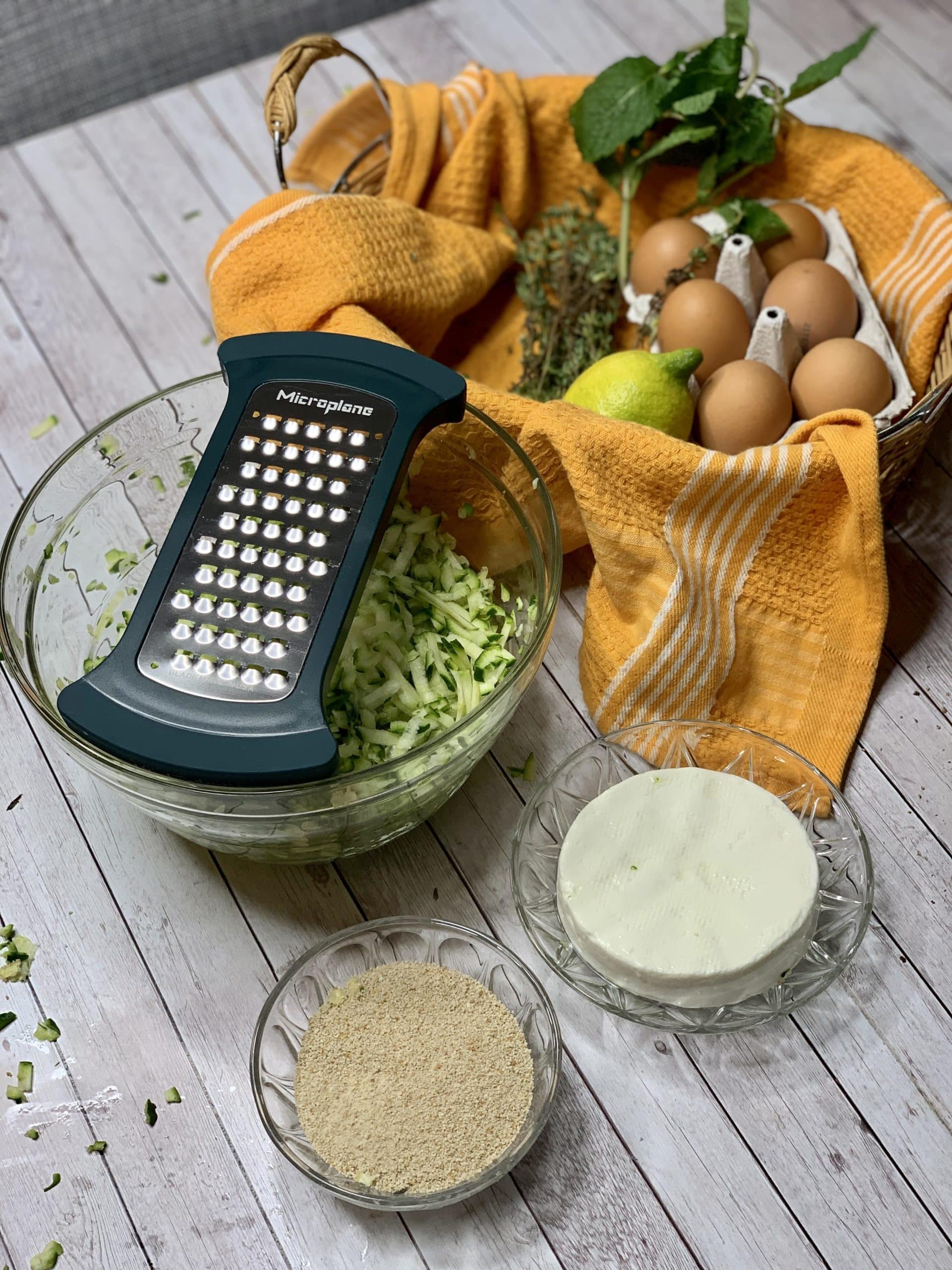 Ricette vegetariane facili e veloci: polpette di zucchine con salsa allo yogurt aromatica. 4