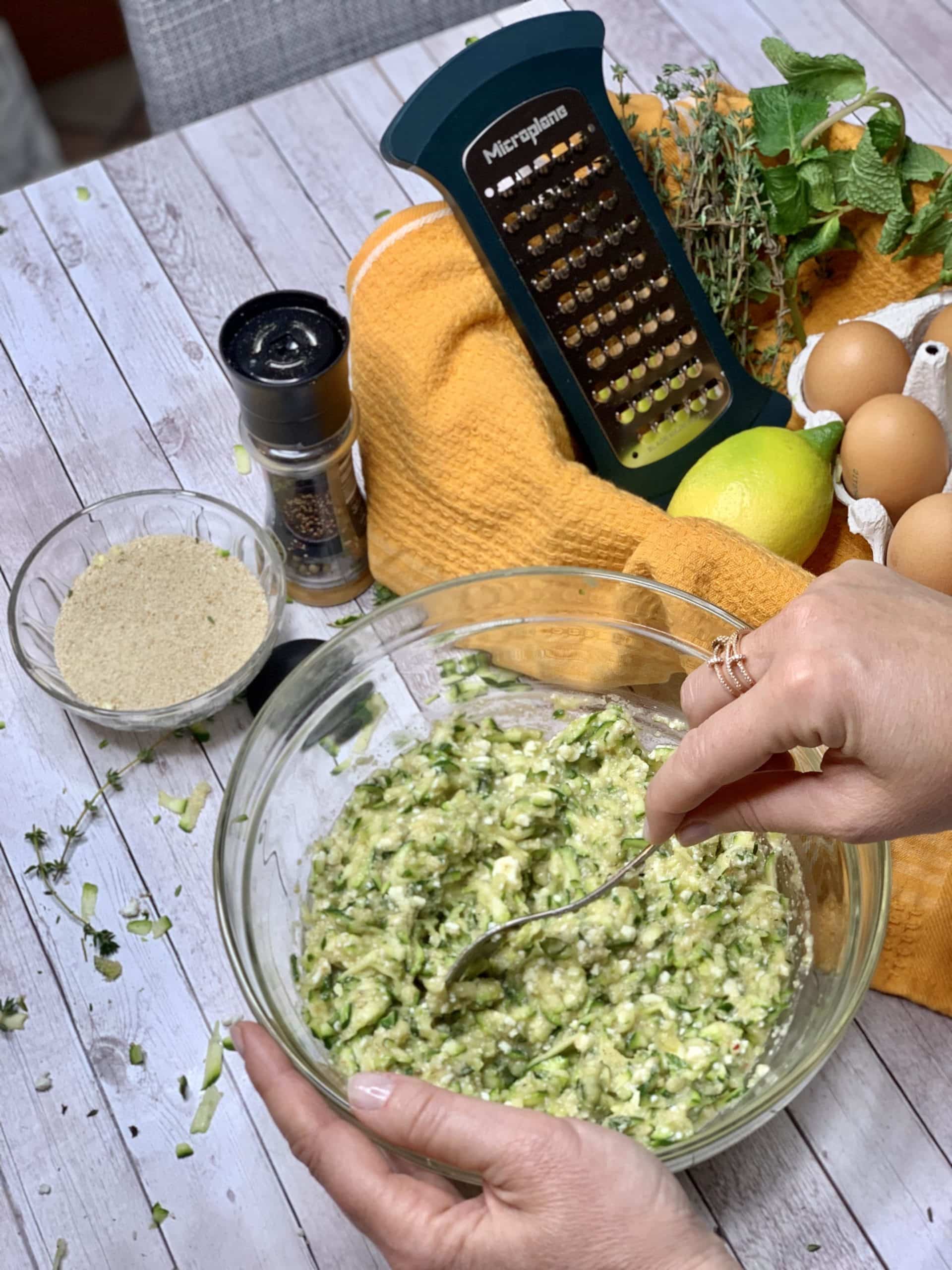Ricette vegetariane facili e veloci: polpette di zucchine con salsa allo yogurt aromatica. 5