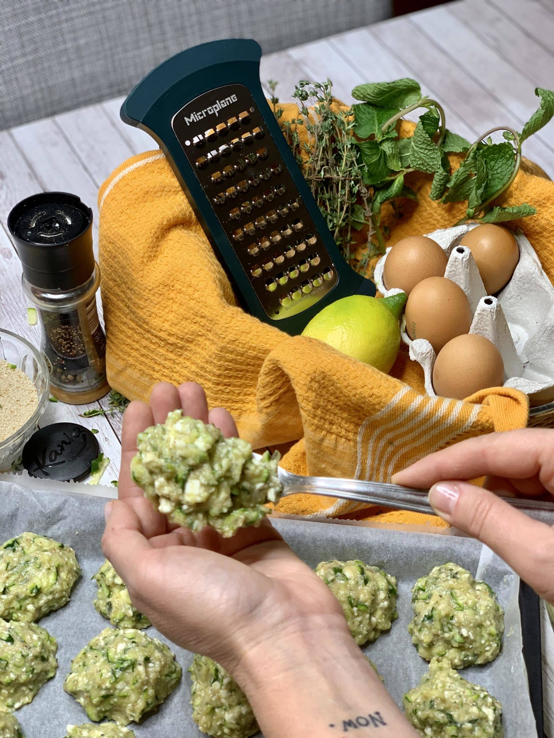 Ricette vegetariane facili e veloci: polpette di zucchine con salsa allo yogurt aromatica. 6