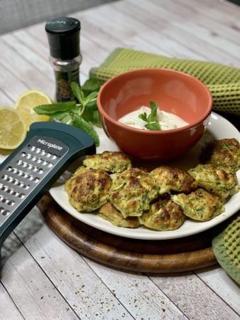 Ricette vegetariane facili e veloci: polpette di zucchine con salsa allo yogurt aromatica. 7