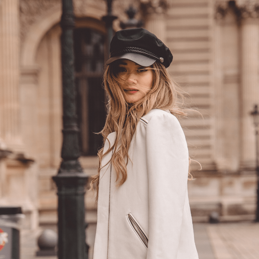 modella con cappotto e cappello