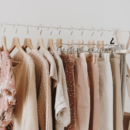 abiti appesi a rappresentare un corso di formazione n moda
